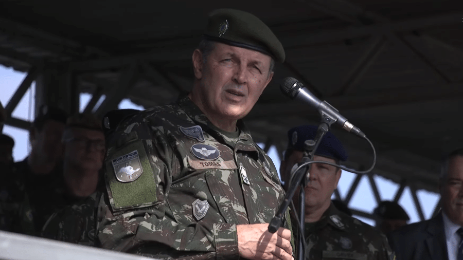 Comandante do Exército destaca defesa da democracia em discurso para tropa