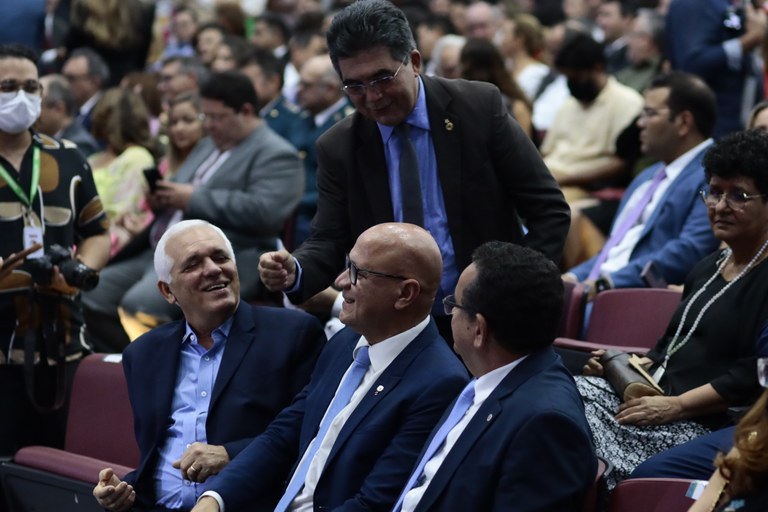 Presidente Franzé Silva prestigia a posse do novos secretários de Estado — Assembleia Legislativa