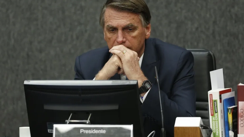 Sistemas indicam que Bolsonaro recebeu duas doses da vacina, mas ex-presidente nega