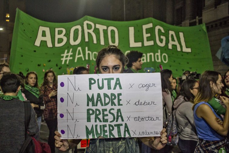 Câmara dos Deputados critica a legalização do aborto na Colômbia