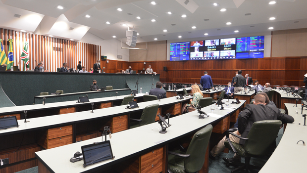 Plenário aprova matérias de deputados na última sessão da semana em Goiás