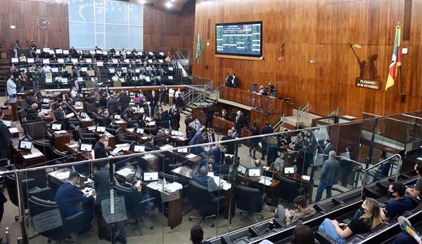 Plenário mantém veto do governo e aprova projetos que trancavam a pauta de votações