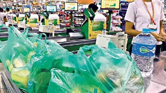 O Parlamento de Brasília avalia a procedência da lei que proíbe sacolas plásticas em supermercados