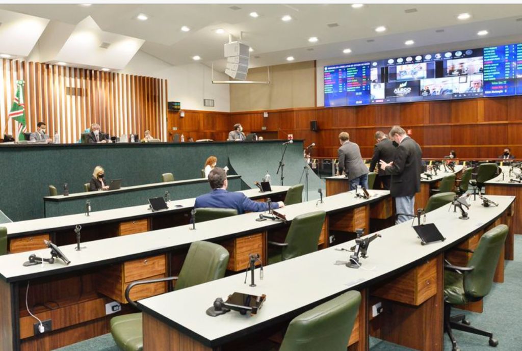 Deputados deliberaram 18 processos legislativos nesta semana