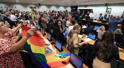 Comissão da Câmara adia mais uma vez a votação do PL que quer proibir o casamento homoafetivo no Brasil