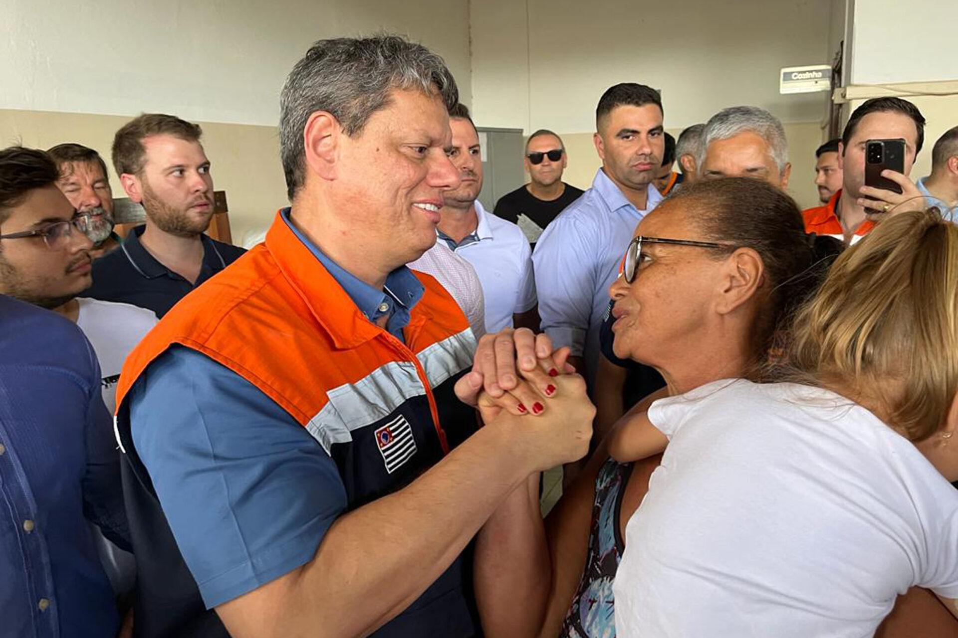 Momento histórico: Governador visita Capivari em apoio a famílias atingidas pelas enchentes