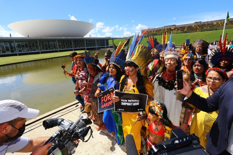 Bancada do cocar toma posse na Câmara com festa e promessa de resistência