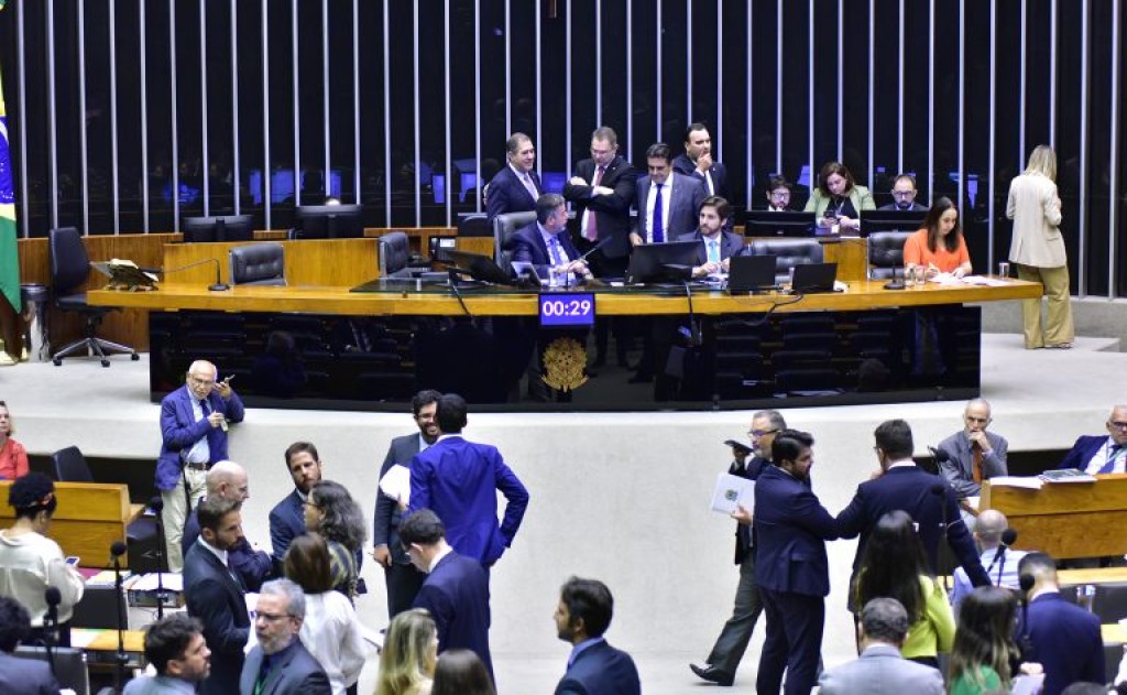 Deputados fazem críticas da ausência de presidente da Enel Brasil em audiência na Câmara