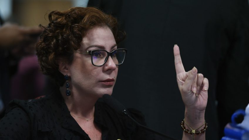 Deputada Zambelli faz críticas ao post do governo, ao qual foi visto como deboche a Carlos Bolsonaro