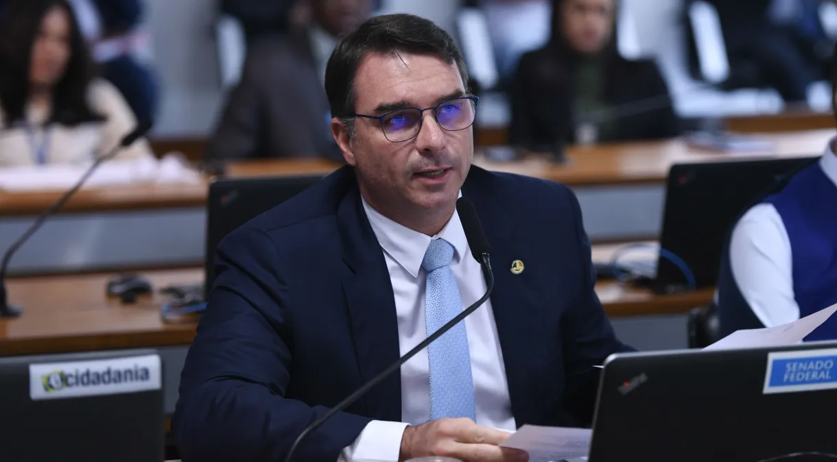 Flávio Bolsonaro debate projeto de lei para extinção das “Saidinhas de Presos”