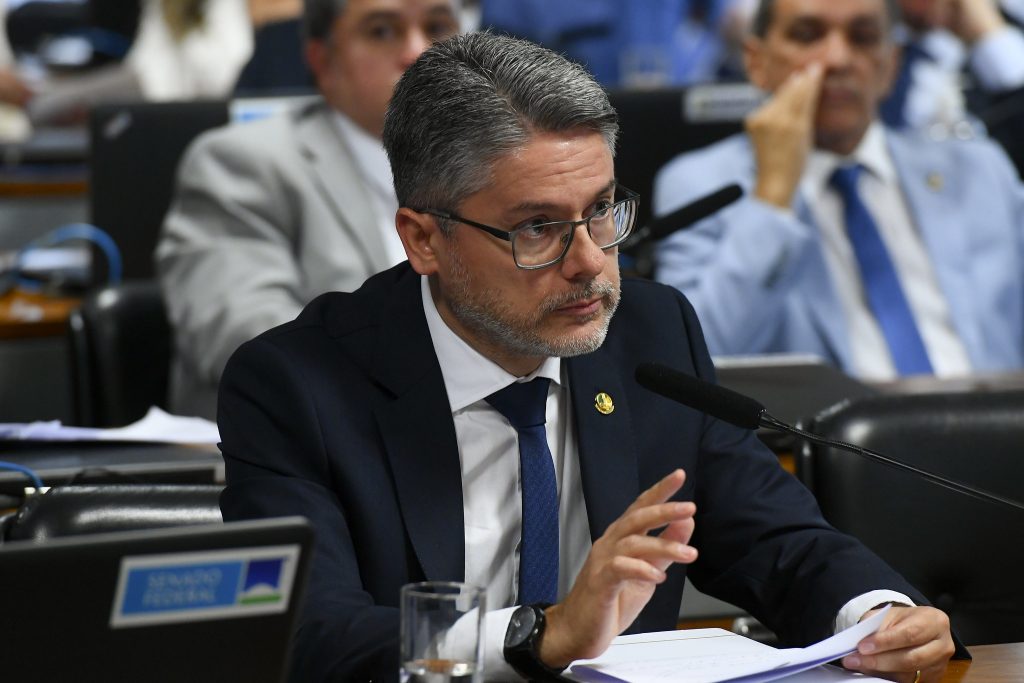 Alessandro Vieira vai convocar ministro da Educação para esclarecer a demora na divulgação do Sisu