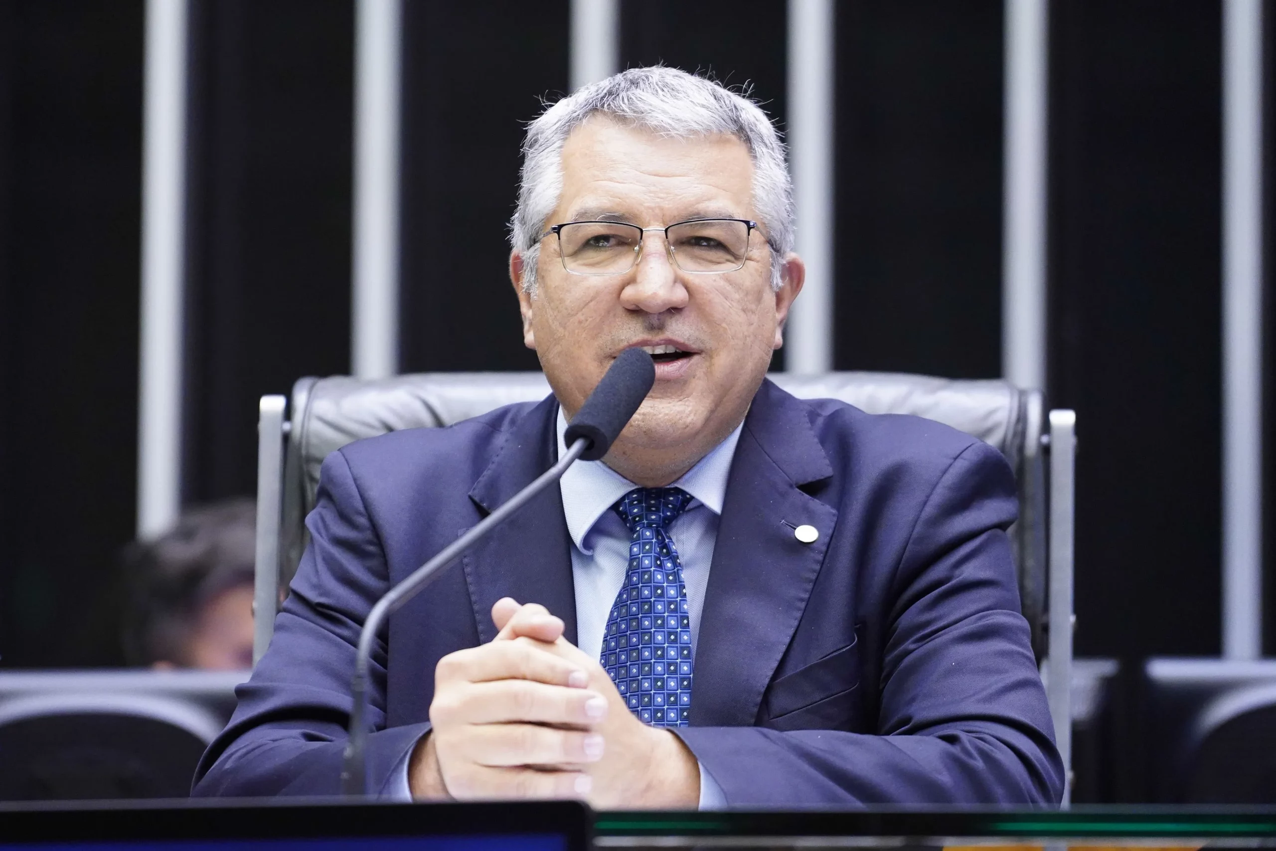Ministro de relações institucionais Alexandre Padilha em intenso esforço de manutenção no cargo