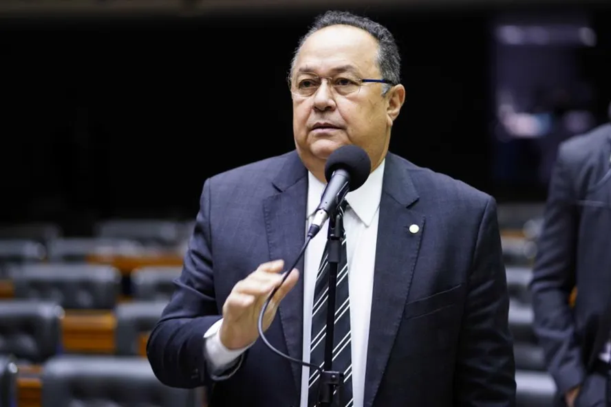 Corte eleitoral do Amazonas cassa mandato de deputado bolsonarista líder da bancada evangélica