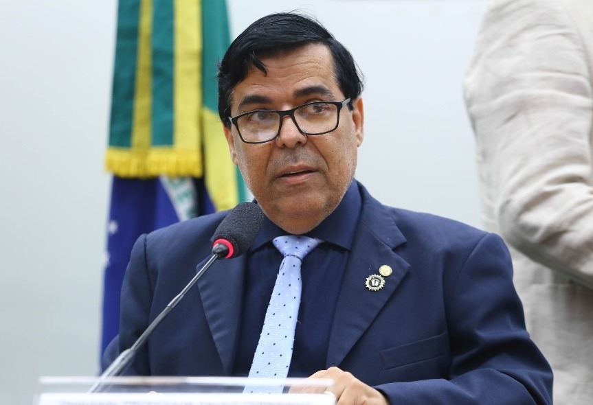Ex-deputado de Brasília caça itens curiosos em leilões para presentear os seus pares