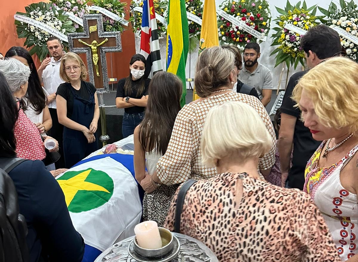 No velório de Amália Barros, parlamentares a homenageiam com a bandeira de Mato Grosso