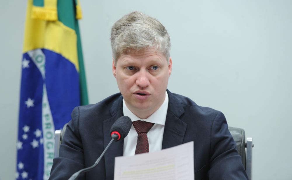 Designado relator na CCJC, Marcel van Hattem vota pela PEC que limita decisões monocráticas em tribunais