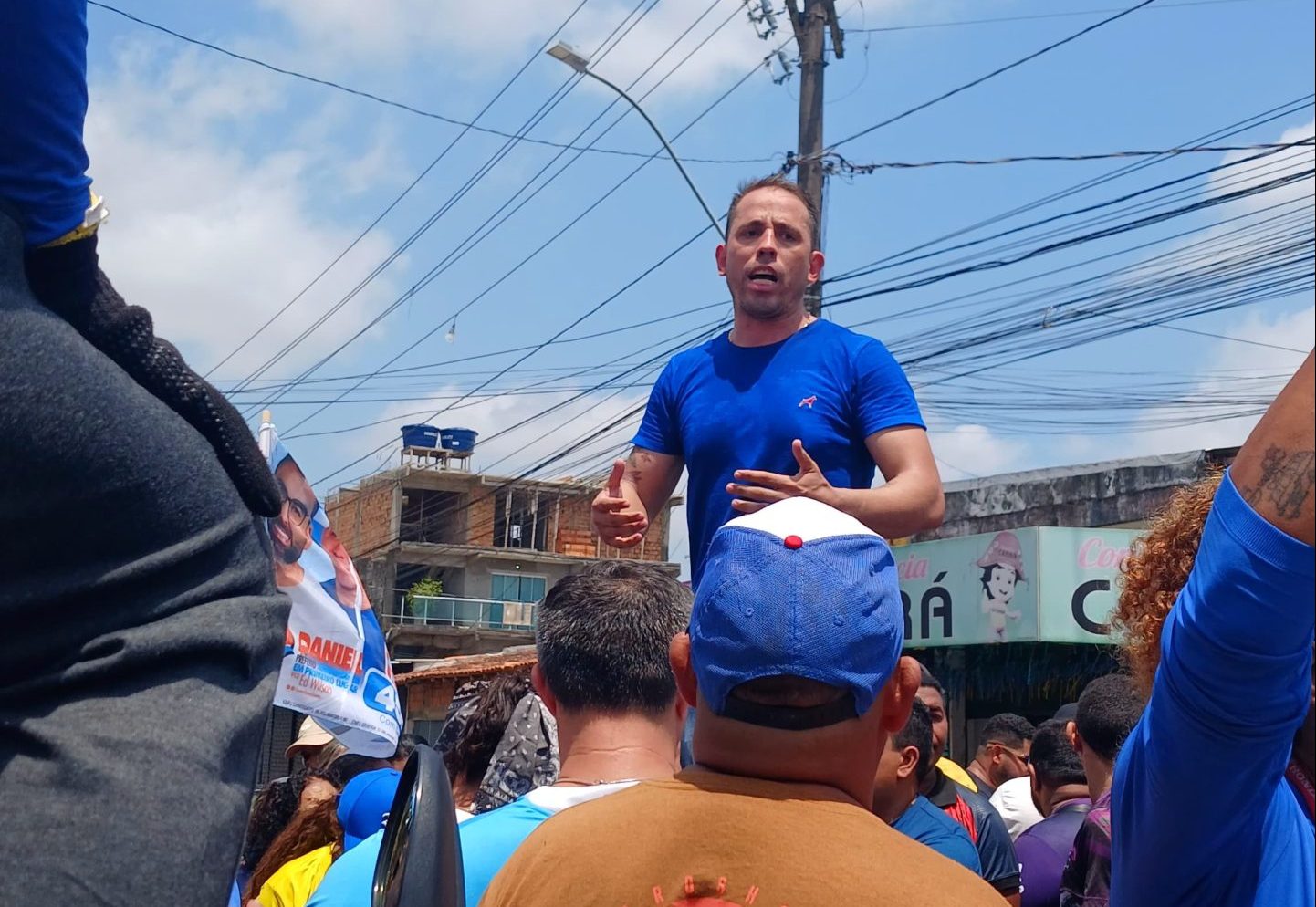 Em torno 370 lideranças mobilizadas, Dr° Hugo, candidato à vereança, discursa no bairro do Curuçambá