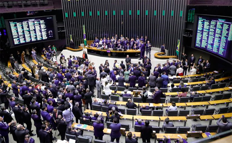 Setenta e cinco deputados concorrem às Prefeituras e sete a Câmaras de Vereadores