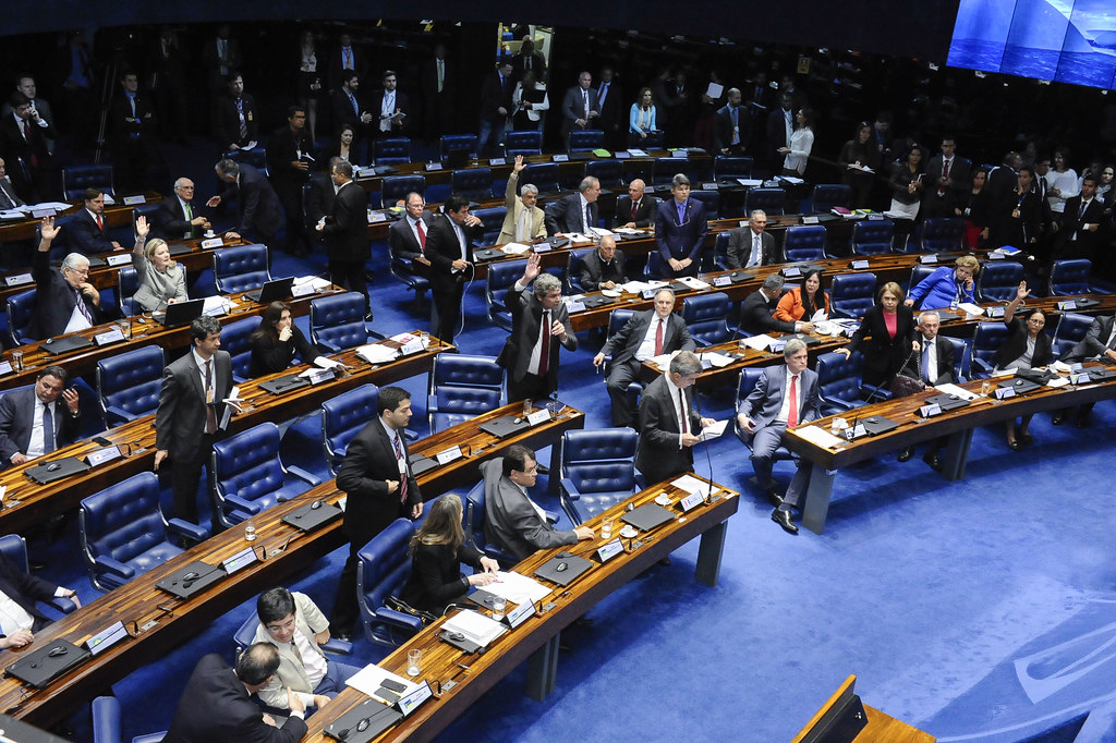 Senadores condenam violência e defendem democracia