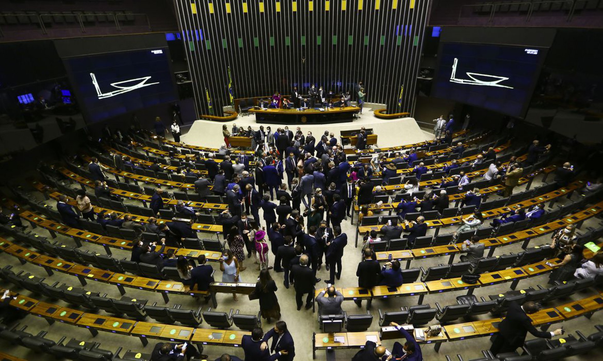 Câmara dos Deputados aprova PL que torna crime fotografar por debaixo da roupa sem autorização